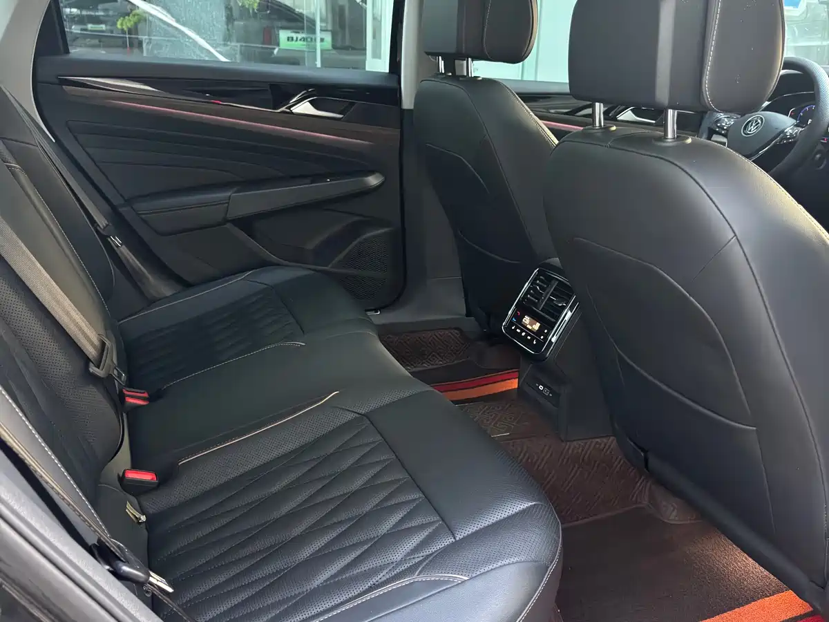 Volkswagen Passat 2021 Model 330TSI Premium Edition фото 9