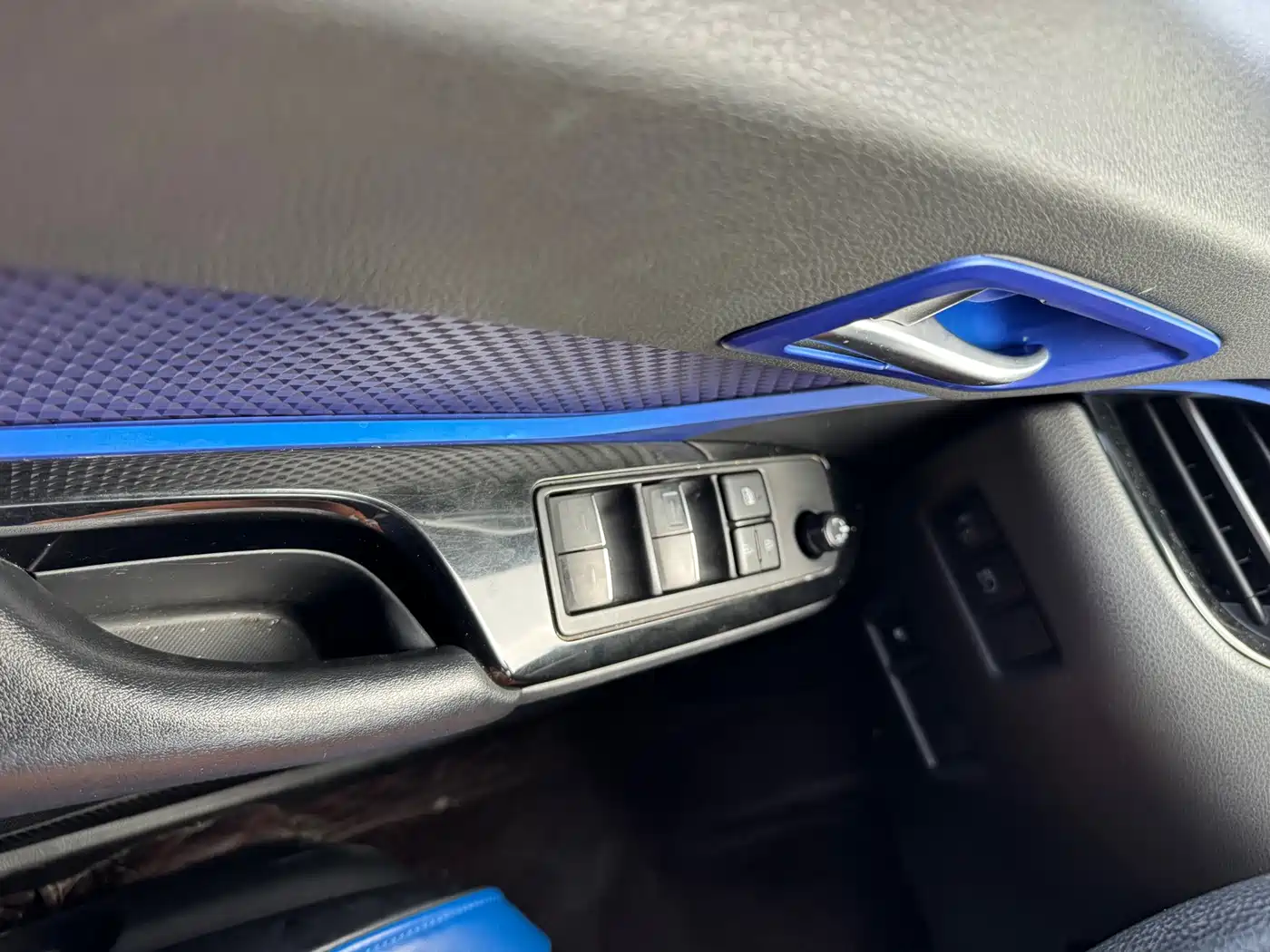 Toyota C-HR 2018 2.0L Leading Sunroof Edition V фото 11