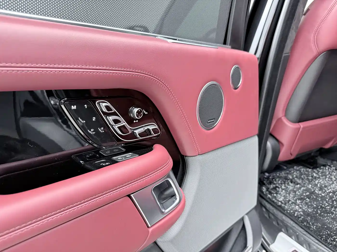 Photo 12 - Land Rover Range Rover