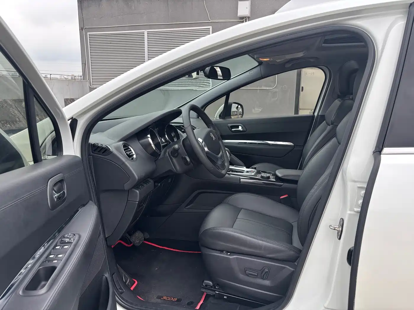Peugeot 3008 2013 1.6THP Roland Garros Edition фото 4