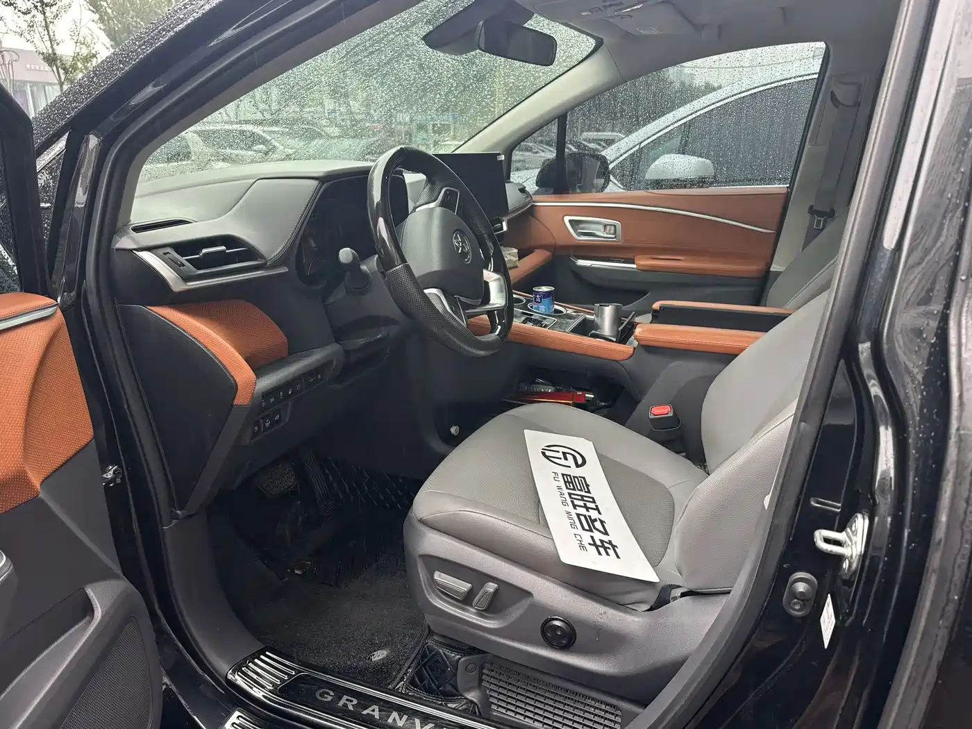 Toyota Granvia 2023 2.5L Hybrid Luxury Edition фото 9