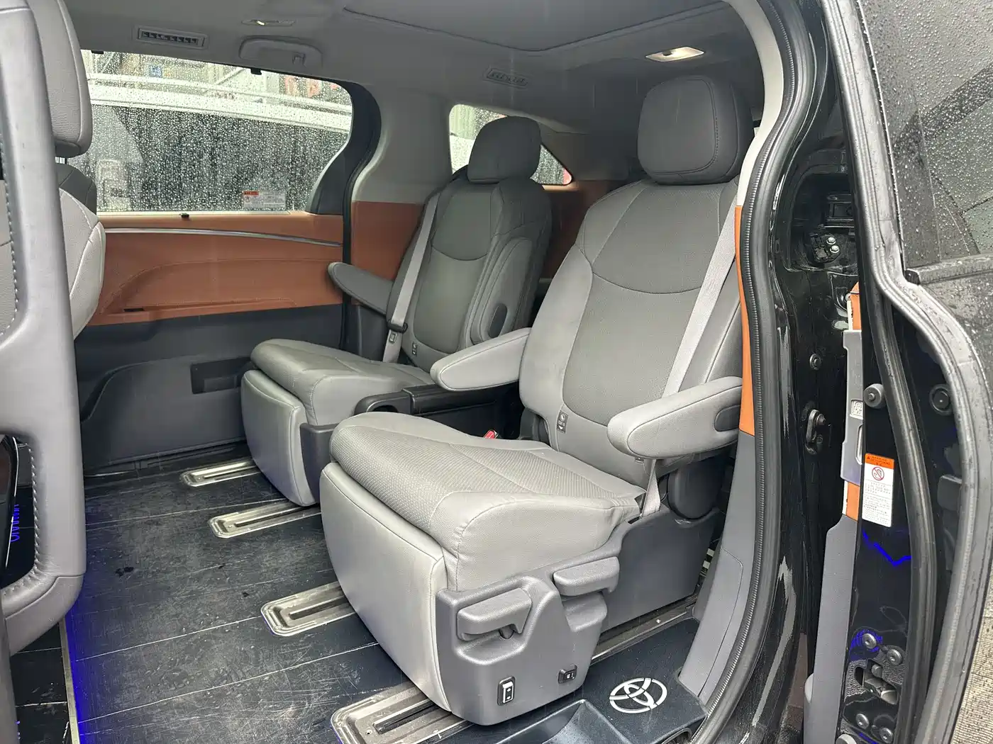 Toyota Granvia 2023 2.5L Hybrid Luxury Edition фото 10