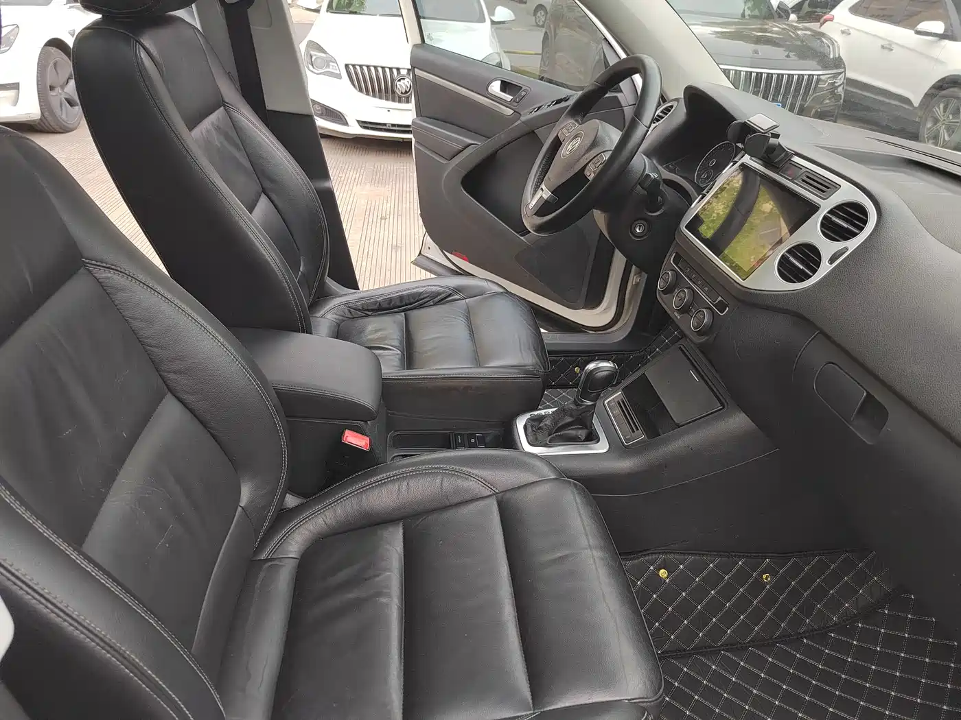 VOLKSWAGEN TIGUAN