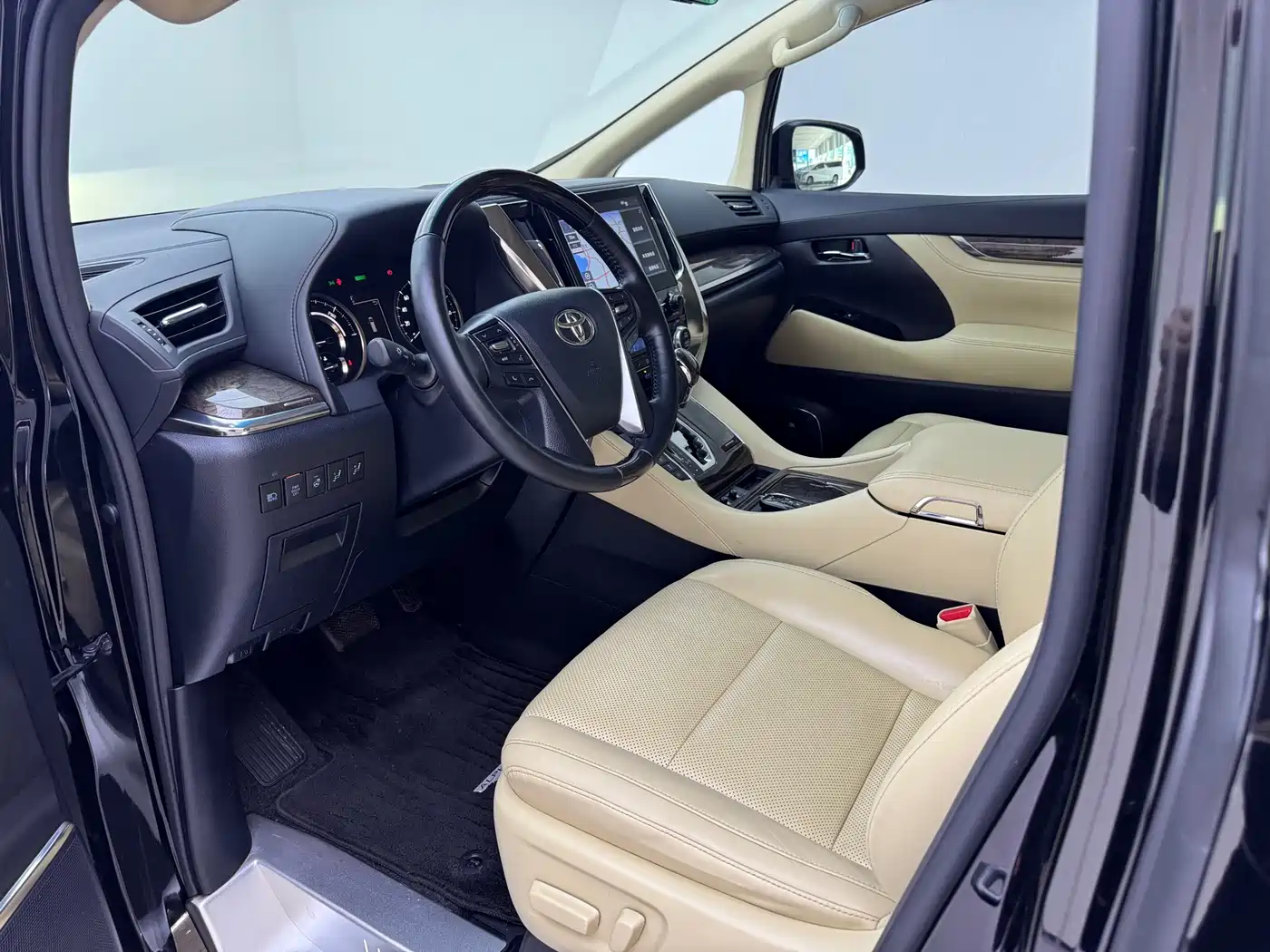 Toyota Alphard 2020 Hybrid 2.5L Premium Edition фото 4
