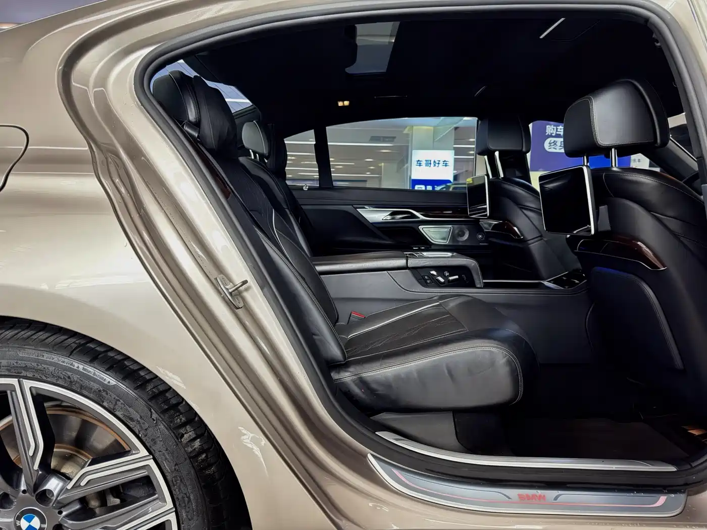 BMW 7 Series 2016 750Li xDrive 4-Seater фото 9