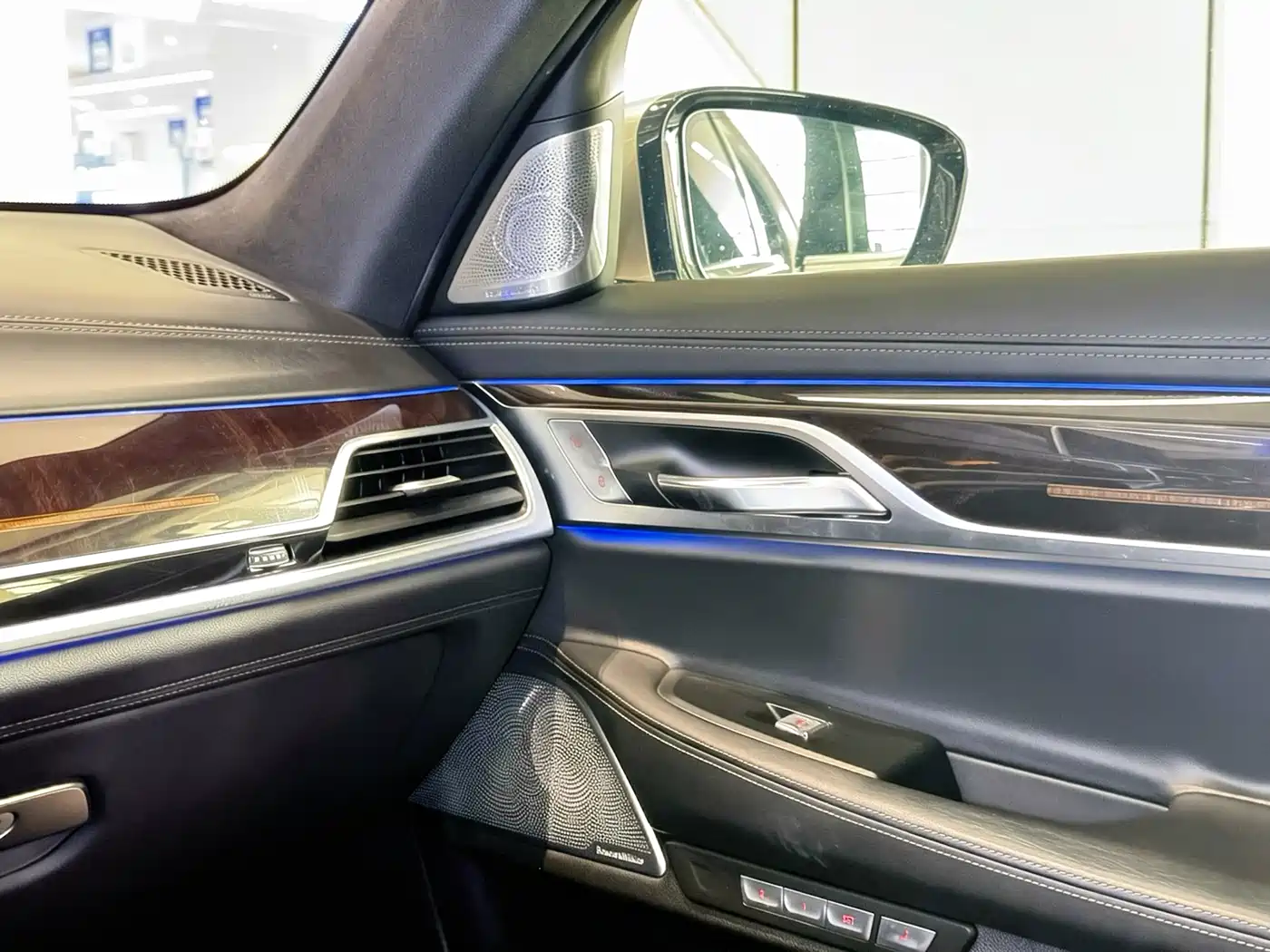 BMW 7 Series 2016 750Li xDrive 4-Seater фото 14