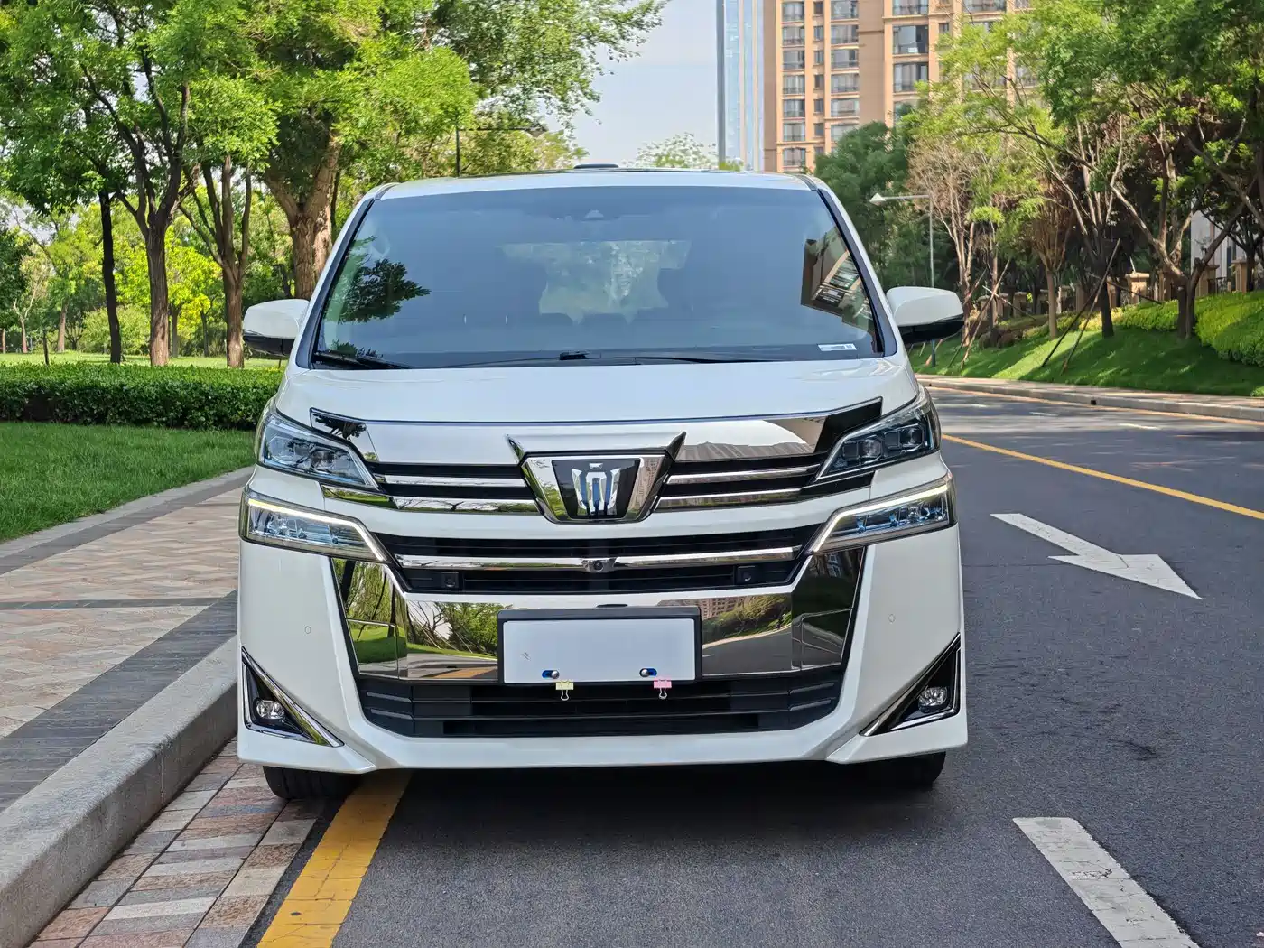 Toyota Vellfire 2021 Crown Hybrid 2.5L HV Luxury Edition фото 2