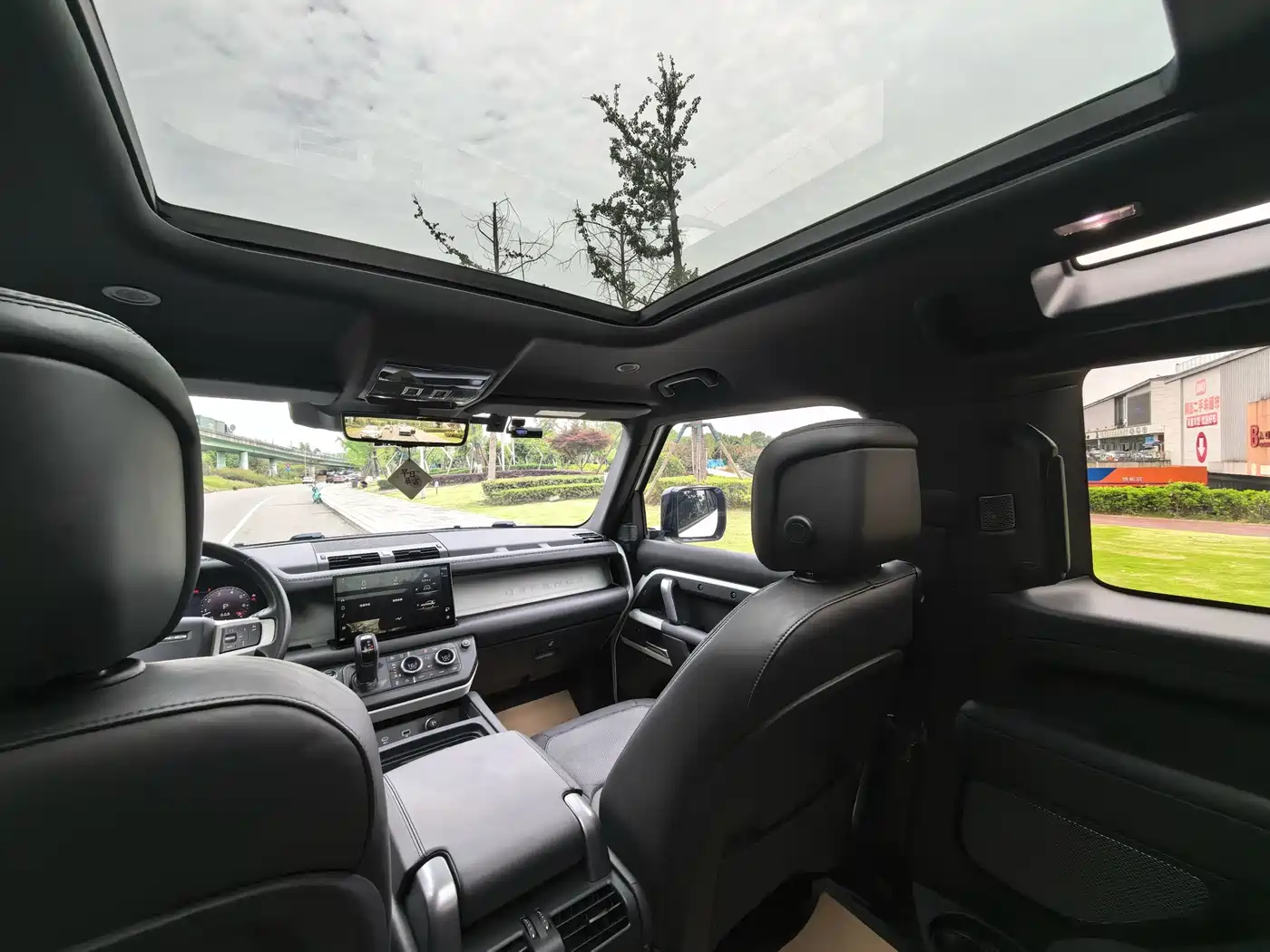 Land Rover Defender 2023 Facelift 90 2.0T P300 X-DYNAMIC HSE фото 11