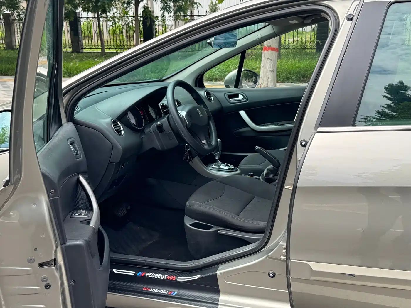 Peugeot 408 2013 2.0L Automatic Comfort Edition фото 8