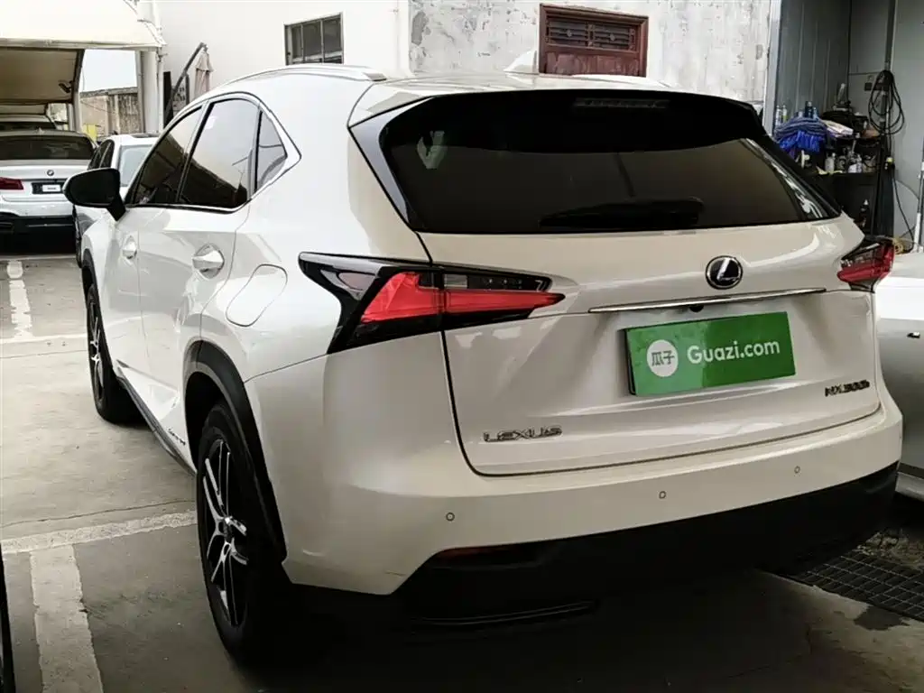 Lexus NX 2015 300h FWD Luxury фото 23