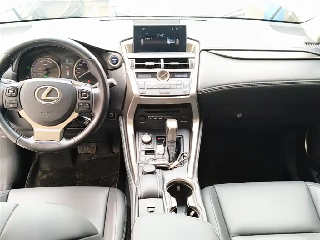 Lexus NX 2015 300h FWD Luxury фото 6