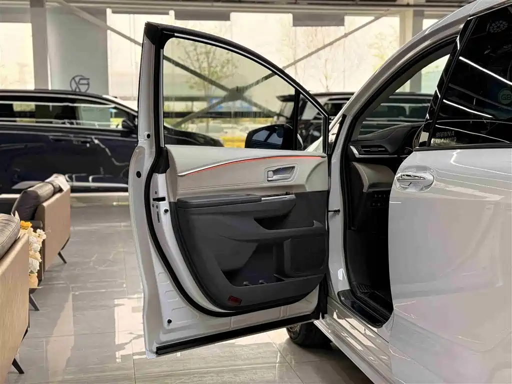 Toyota Sienna 2023 2.5L Hybrid Comfort Edition фото 23