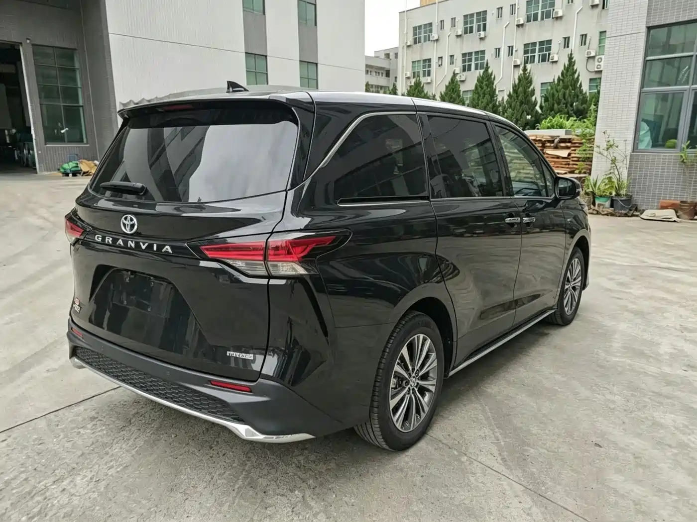 Toyota Granvia 2023 2.5L Hybrid Comfort Edition фото 4
