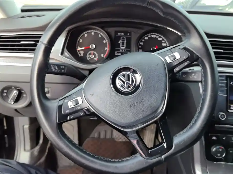 Volkswagen Passat 2017 330TSI DSG Prestige фото 15