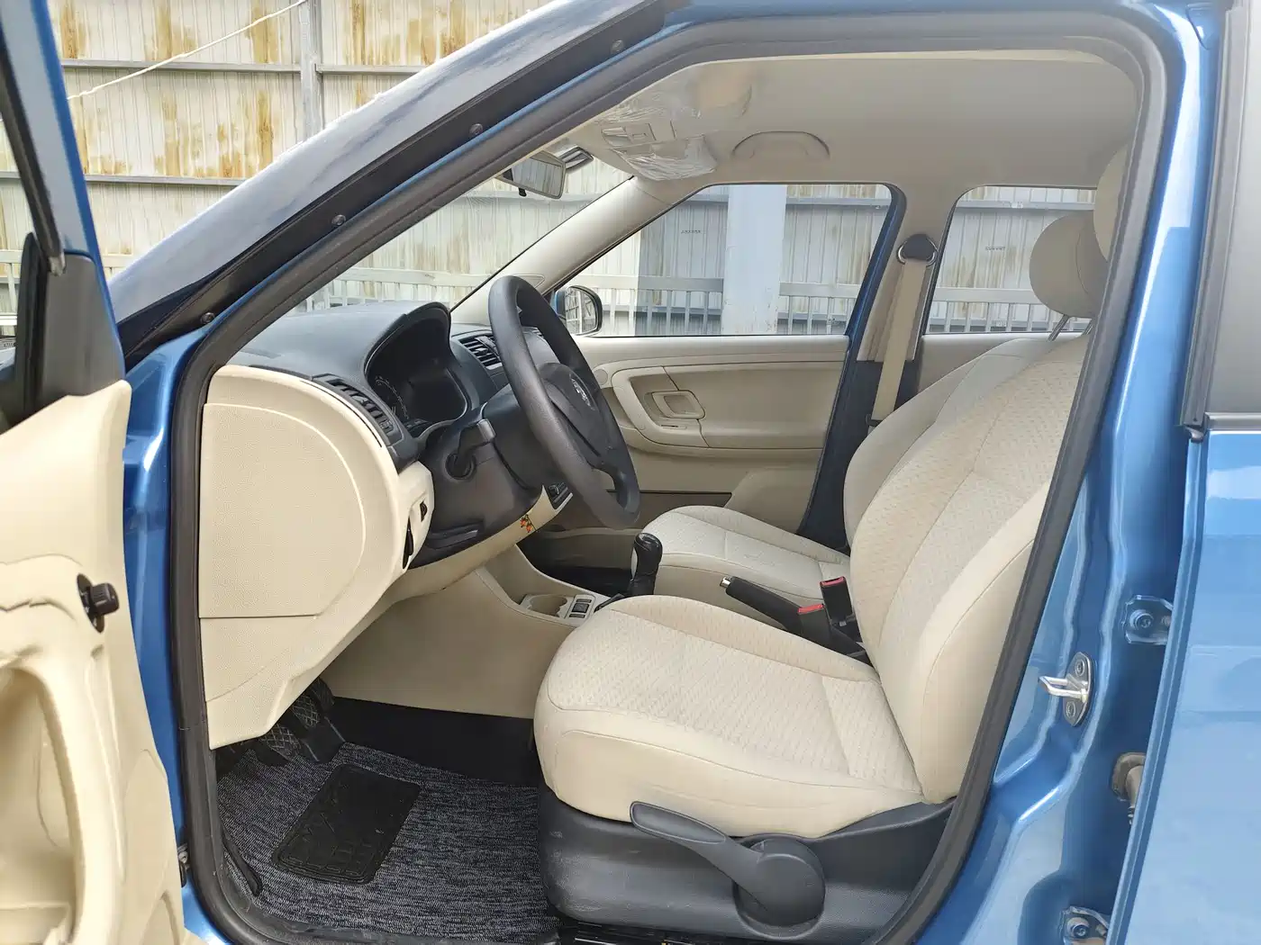 Škoda Fabia 2014 1.4L Manual Crystal Edition фото 4