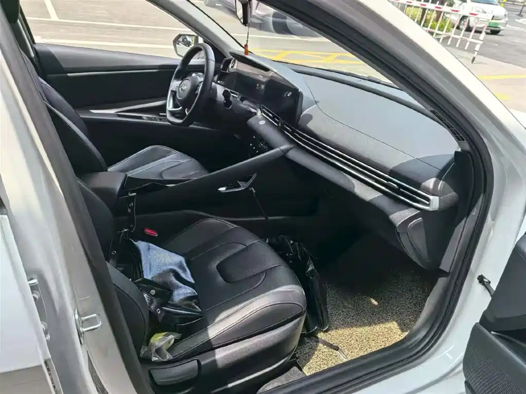 Hyundai Elantra 2022 1.5L CVT LUX Premium Edition фото 7