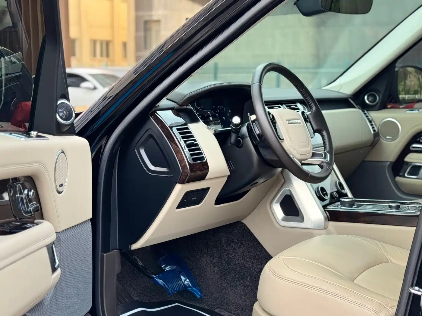Land Rover Range Rover 2022 3.0 L6 360PS Golden Age Edition фото 10