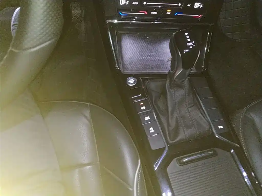 Volkswagen Passat 2023 330TSI Starlight Elite Edition фото 10