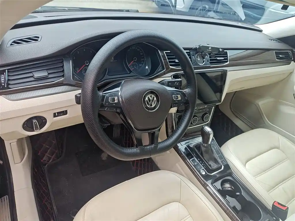 Volkswagen Passat 2016 280TSI DSG Honor Edition фото 10