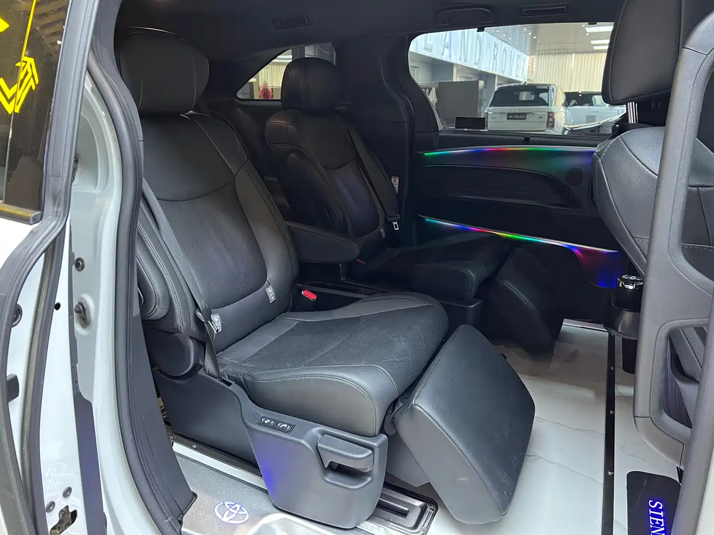 Toyota Sienna 2023 2.5L Hybrid Premium Edition фото 10