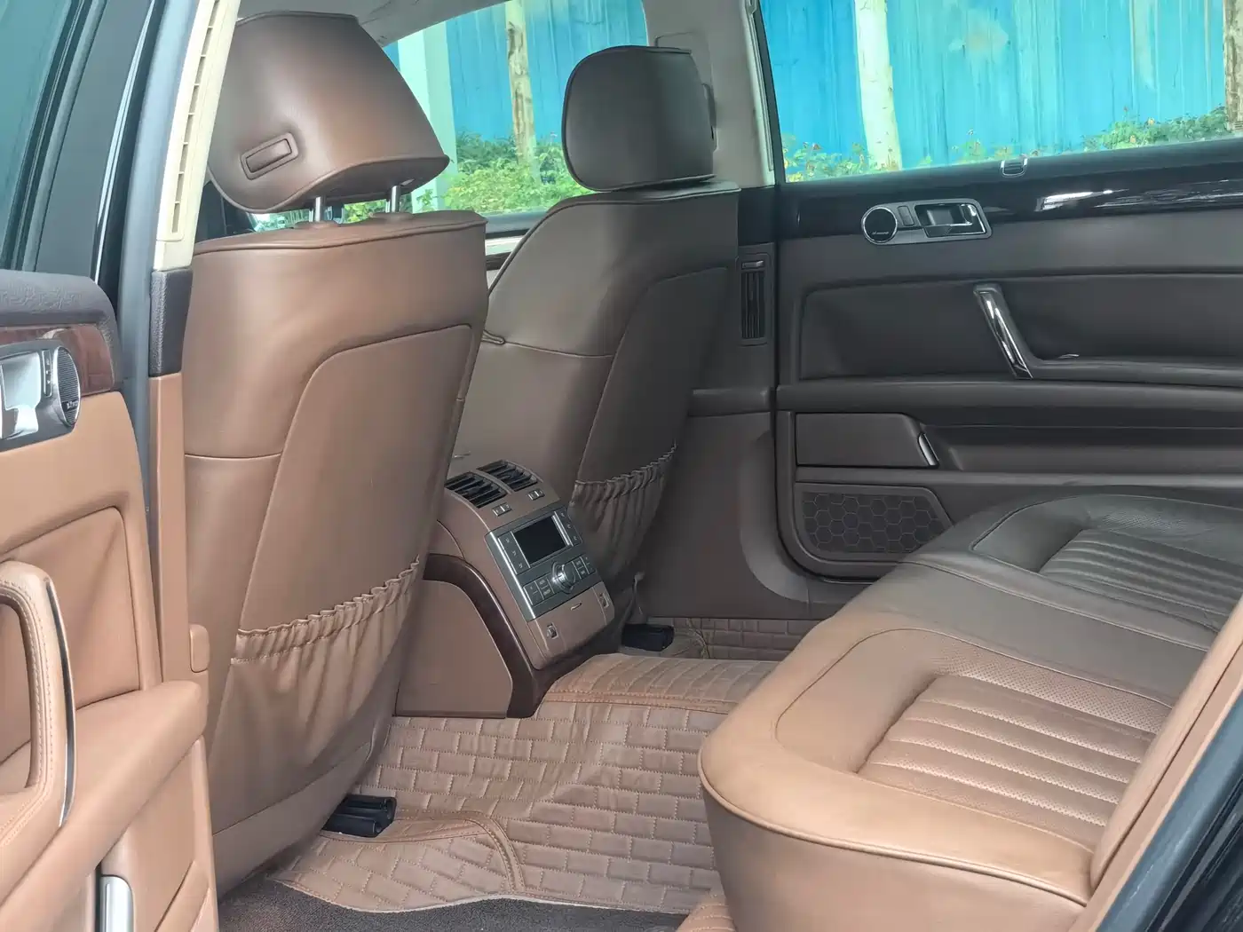 Volkswagen Phaeton 2011 3.6L V6 5-seat Extended Business Edition фото 3