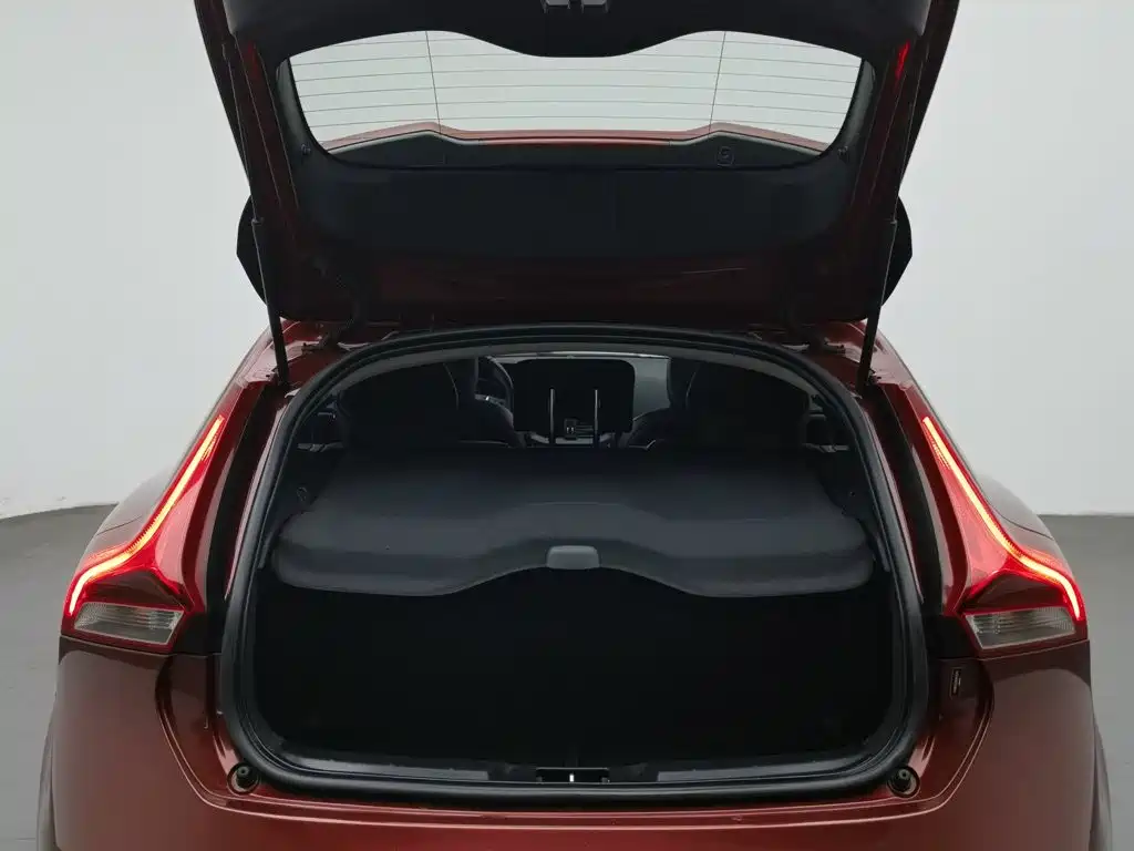 Фото 16 - Volvo V40