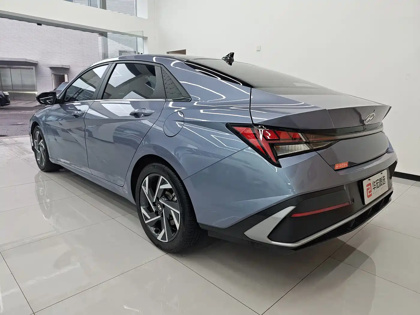 Hyundai Elantra 2023 Model 1.5L CVT LUX Premium Edition фото 3