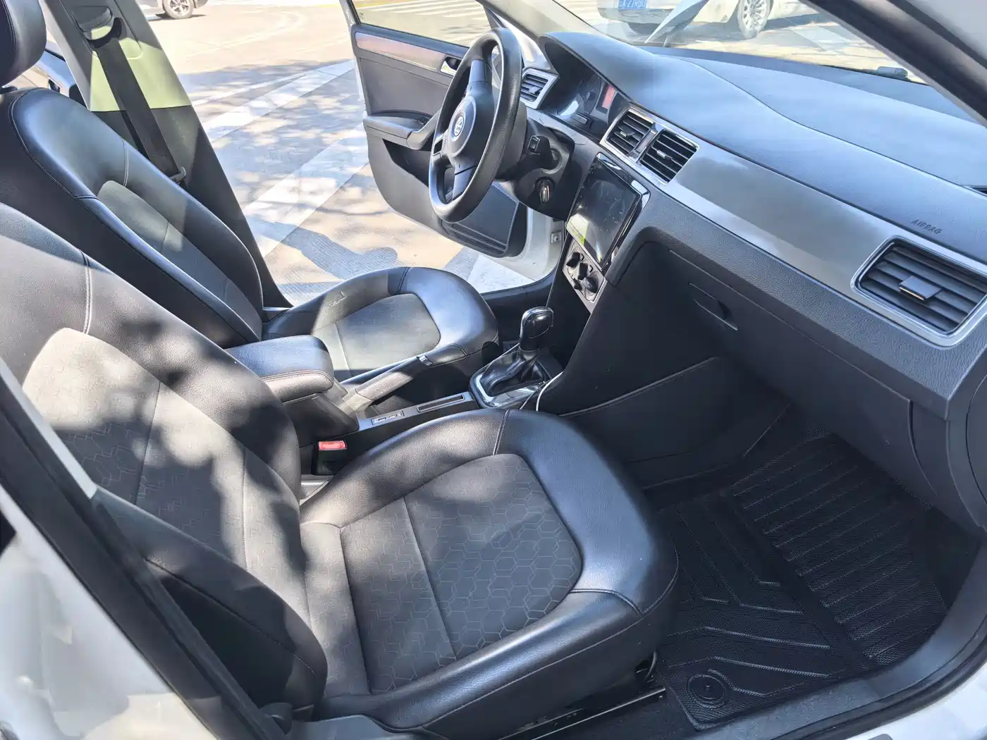 Volkswagen Santana 2015 1.6L Automatic Comfort Edition фото 14