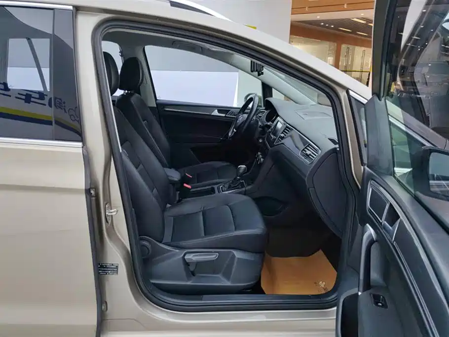 Volkswagen Golf Sportsvan 2016 230TSI Automatic Progressive фото 8