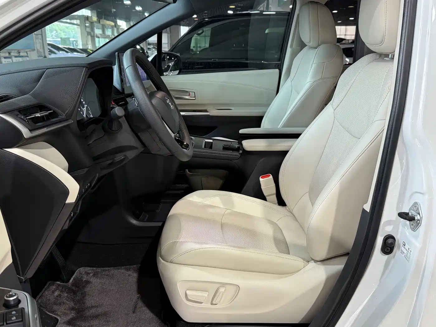 Toyota Sienna 2024 2.5L Hybrid 4WD Premium Edition фото 4