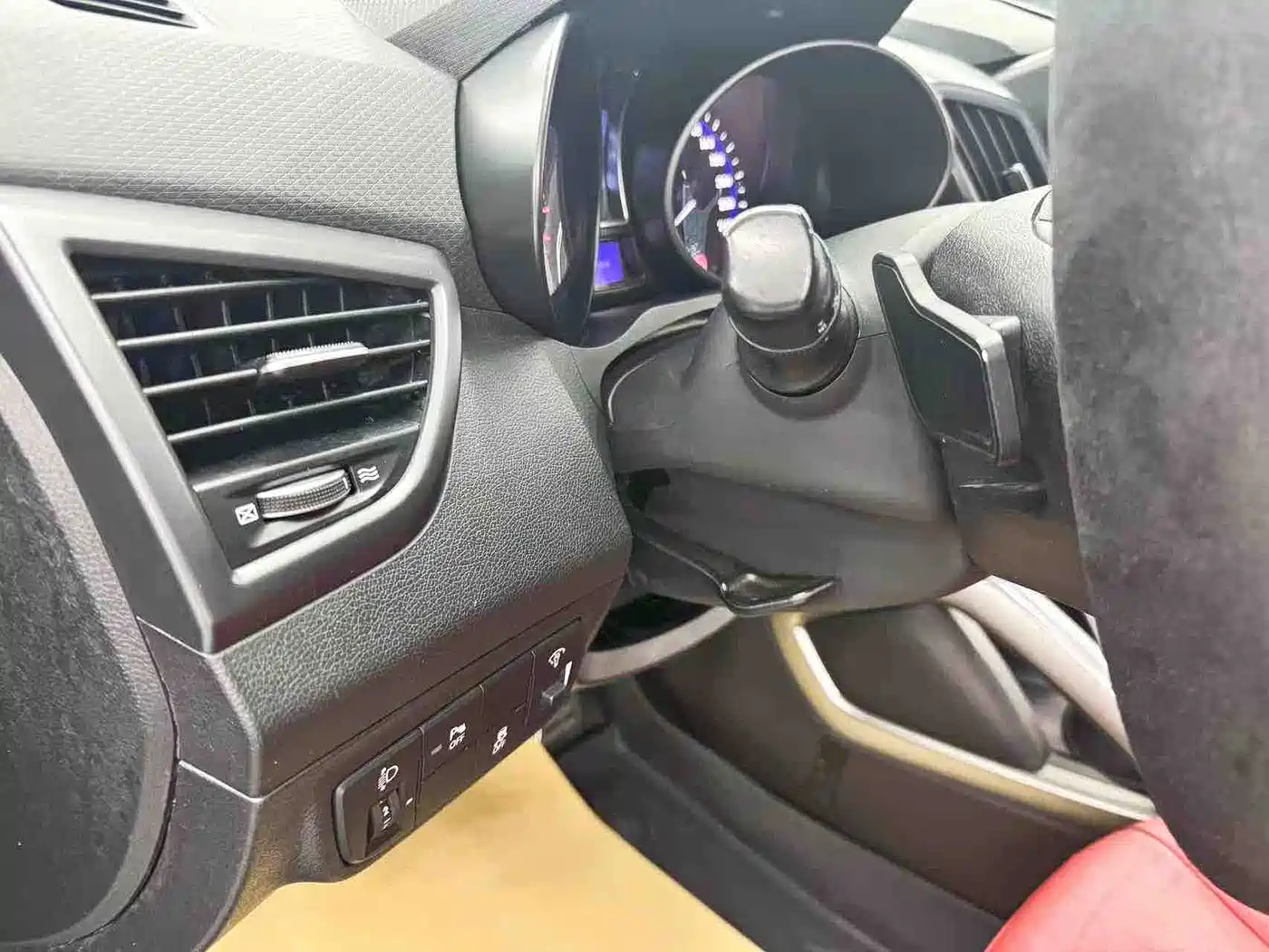 Hyundai Veloster 2015 1.6T Automatic Luxury Edition фото 14