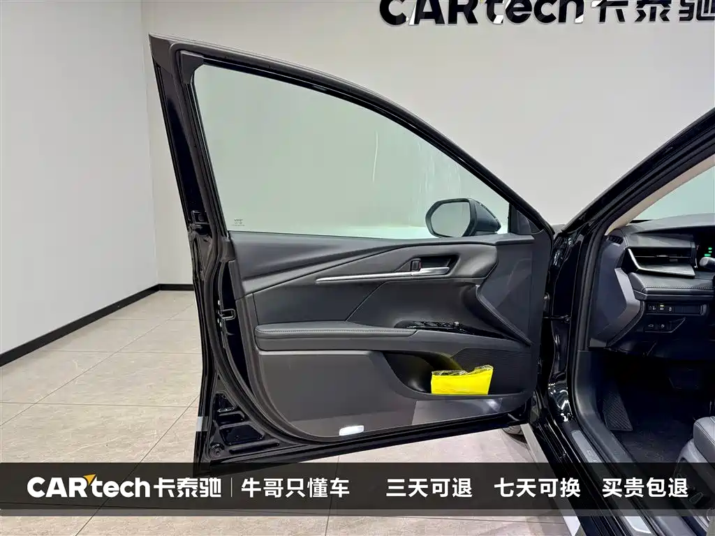 Toyota Camry 2026 Hybrid 2.0HGVP Luxury Edition фото 17