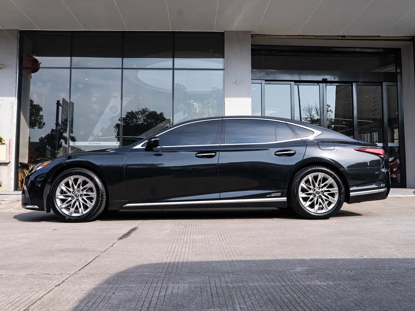Lexus LS 2021 500h Luxury Edition фото 4
