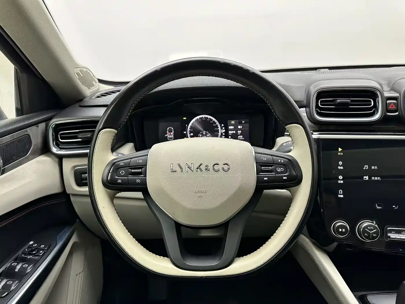 Lynk & Co 02 2018 1.5T DCT 2WD Shine Edition China V фото 9