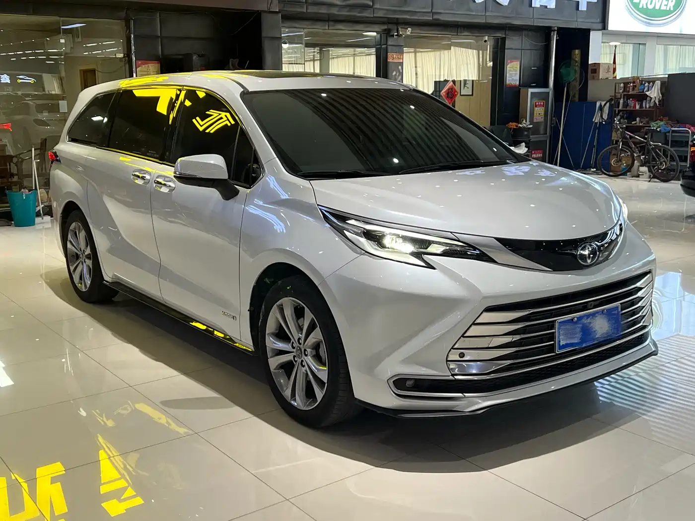 Toyota Sienna 2023 2.5L Hybrid Premium Edition фото 3