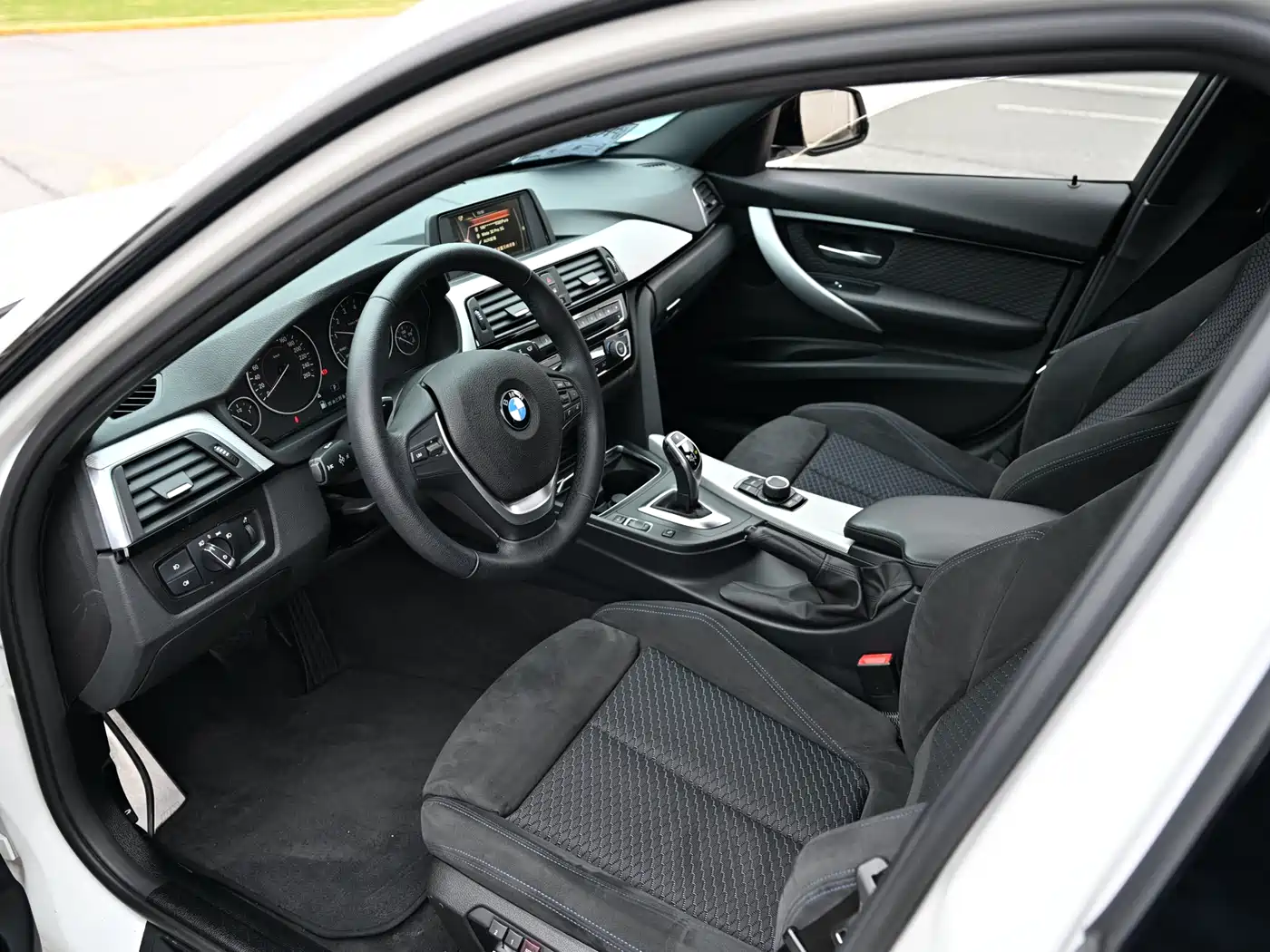 BMW 3 Series 2017 320i M Sport фото 6