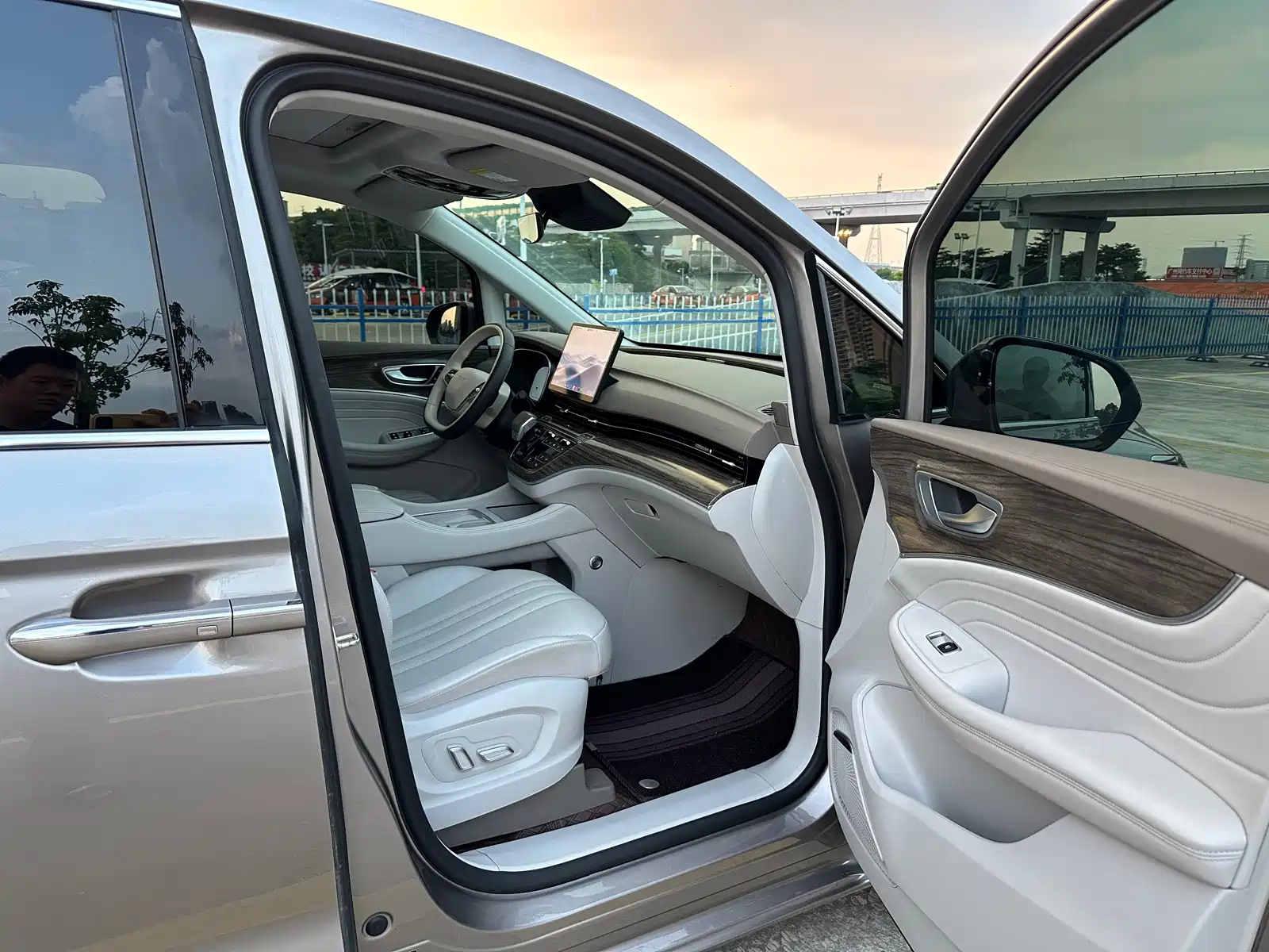 Фото 13 - Roewe iMAX8 EV