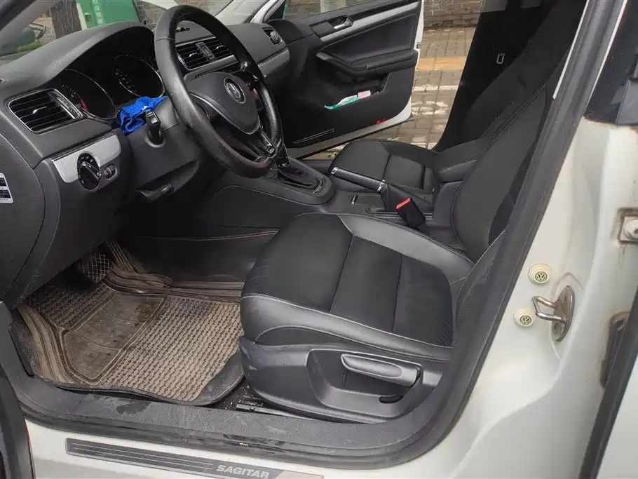 Volkswagen Sagitar 2015 1.6L Automatic Comfort фото 9