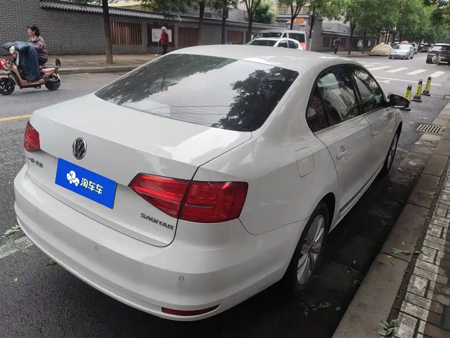 Volkswagen Sagitar 2015 1.6L Automatic Comfort фото 3
