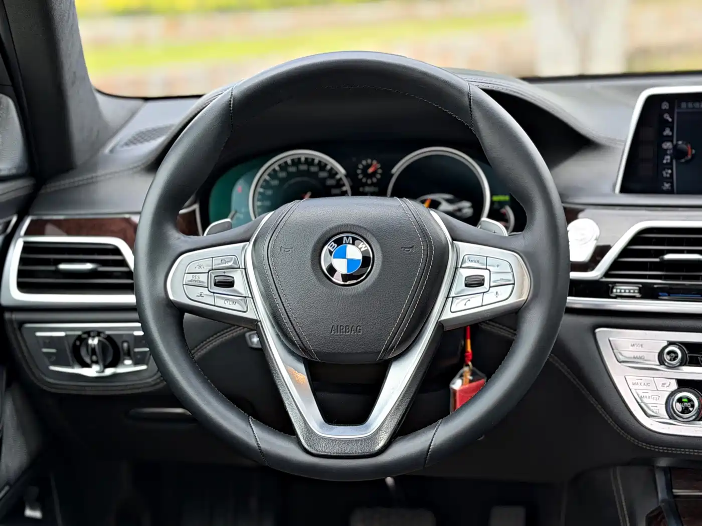 BMW 7 Series 2016 750Li xDrive 4-Seater фото 9