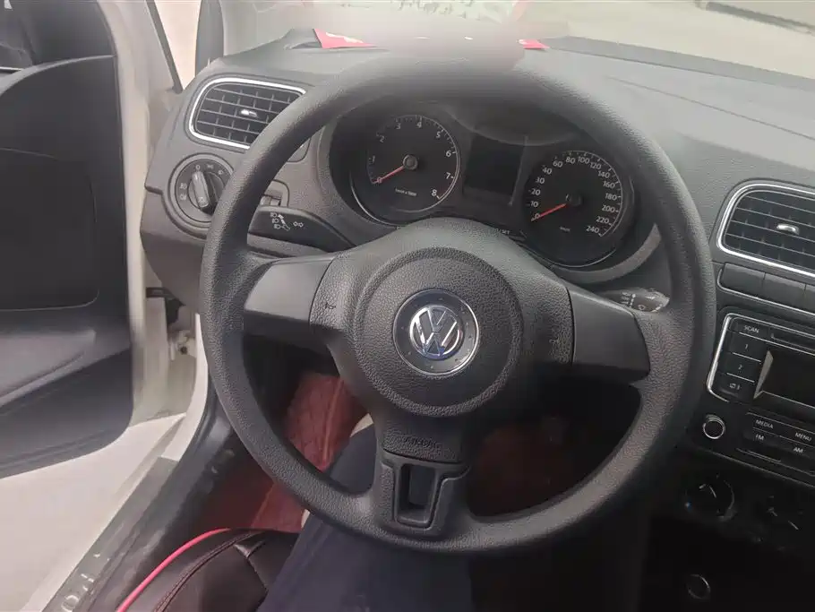 Volkswagen Polo 2013 1.4L Manual Comfort Edition фото 15