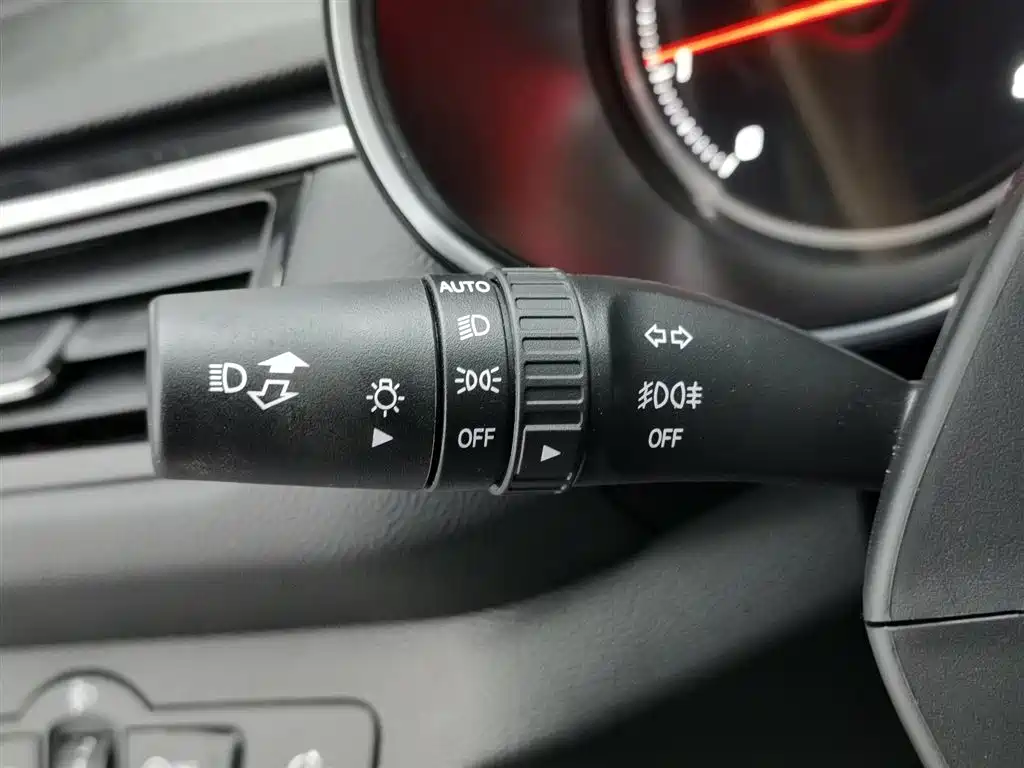 Hongqi H5 2020 1.8T Automatic Smart Connection Qi Rhythm Edition фото 21