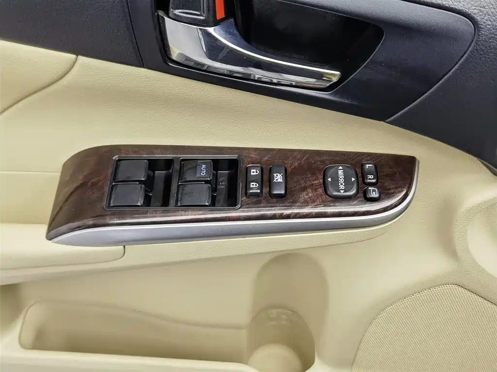 Toyota Camry 2016 2.0G 10th Anniversary Leading Edition фото 9