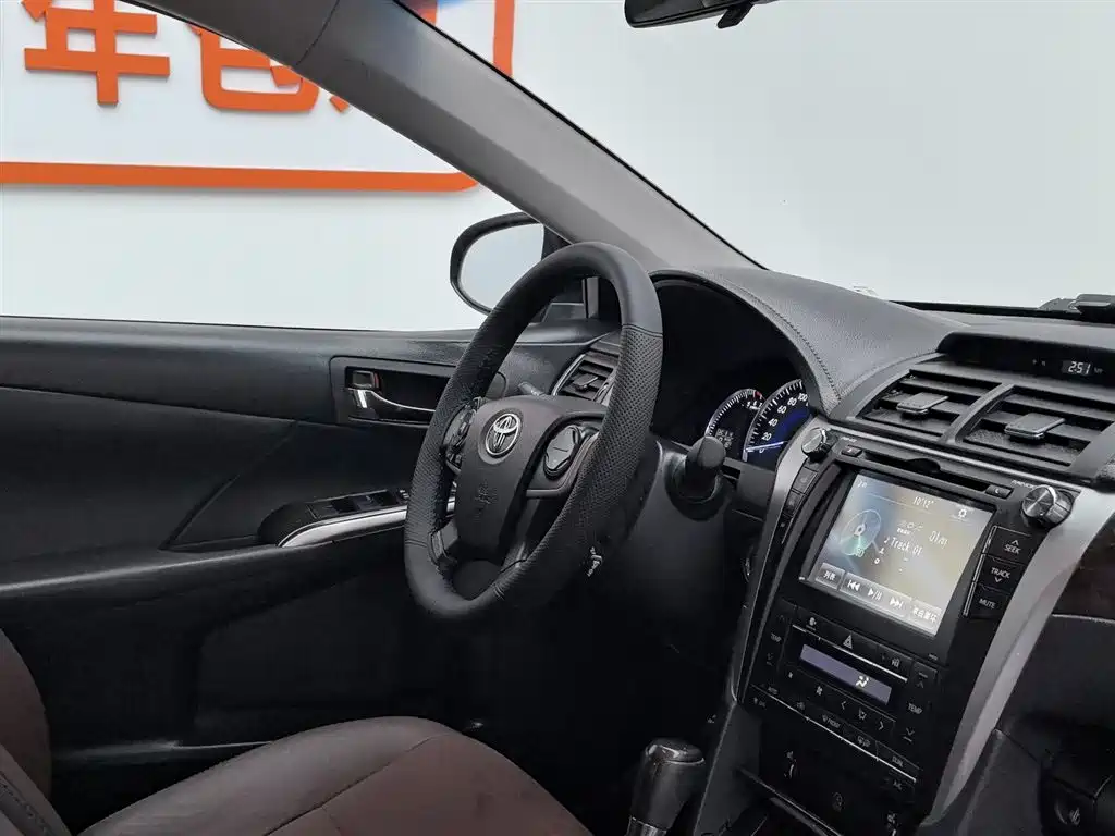 Toyota Camry 2016 2.5G 10th Anniversary Luxury Navigation Edition фото 22