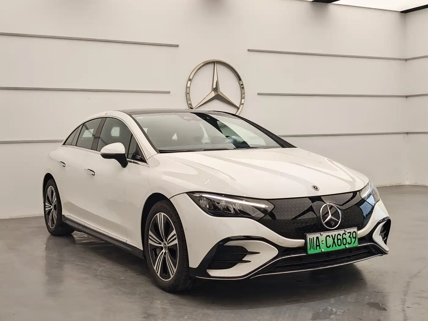 Mercedes-Benz EQE 2025 Model 500 4MATIC Luxury Edition фото 3