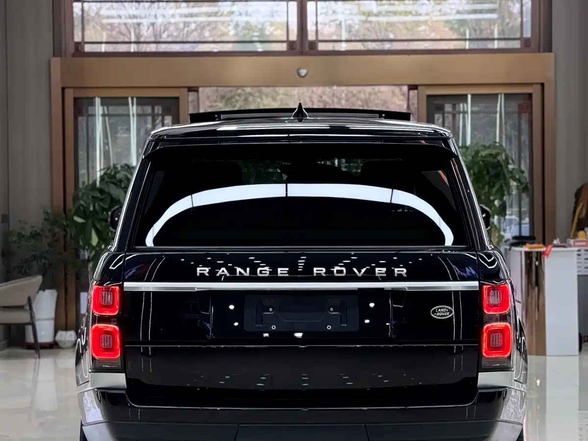 Land Rover Range Rover 2022 3.0 L6 360PS Golden Age Edition фото 5