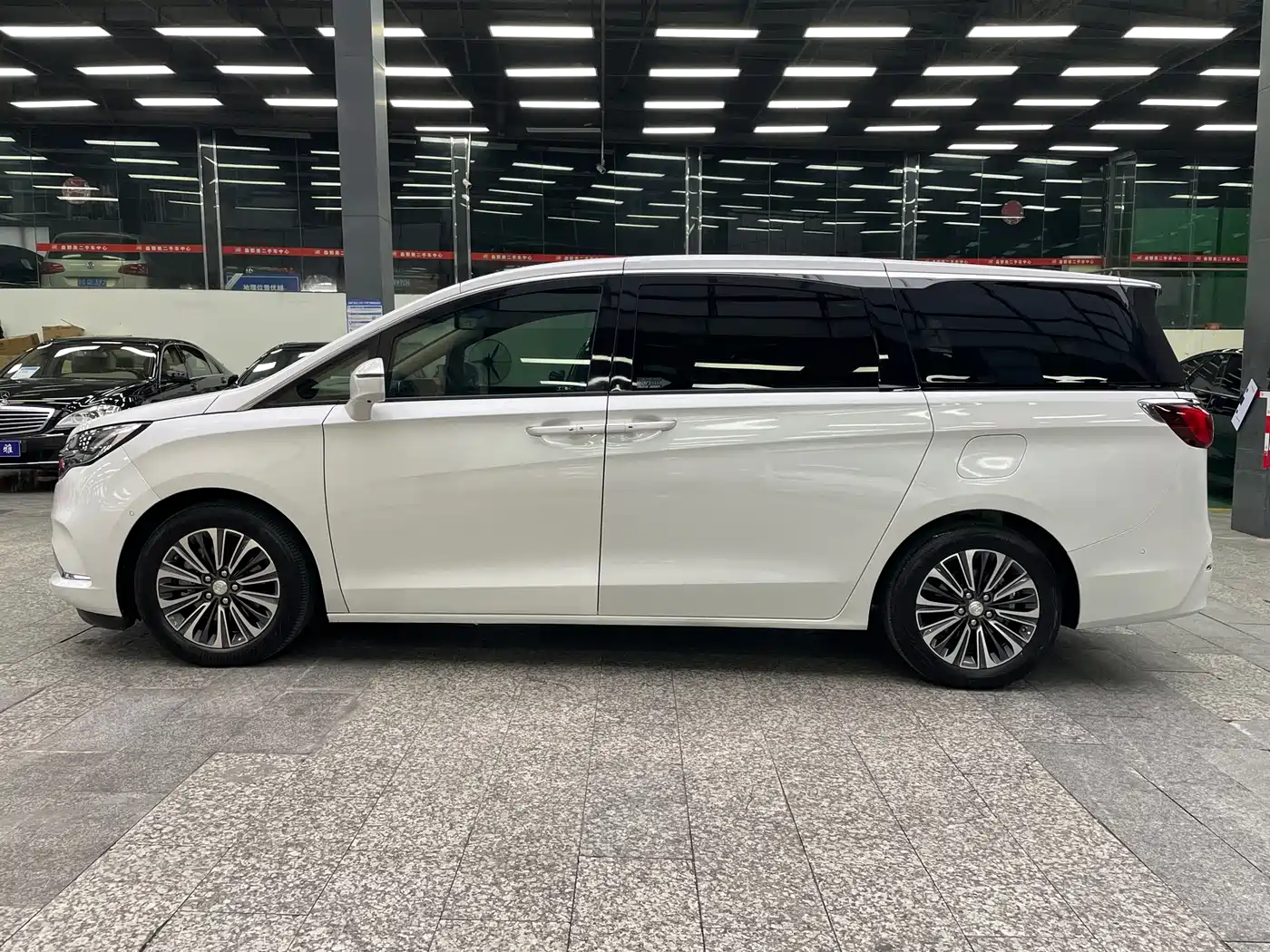 Buick GL8 2021 ES Landlord 653T Luxury фото 18