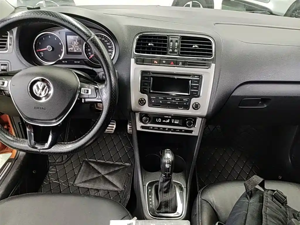 Volkswagen Polo 2016 1.6L Cross Polo Automatic фото 10