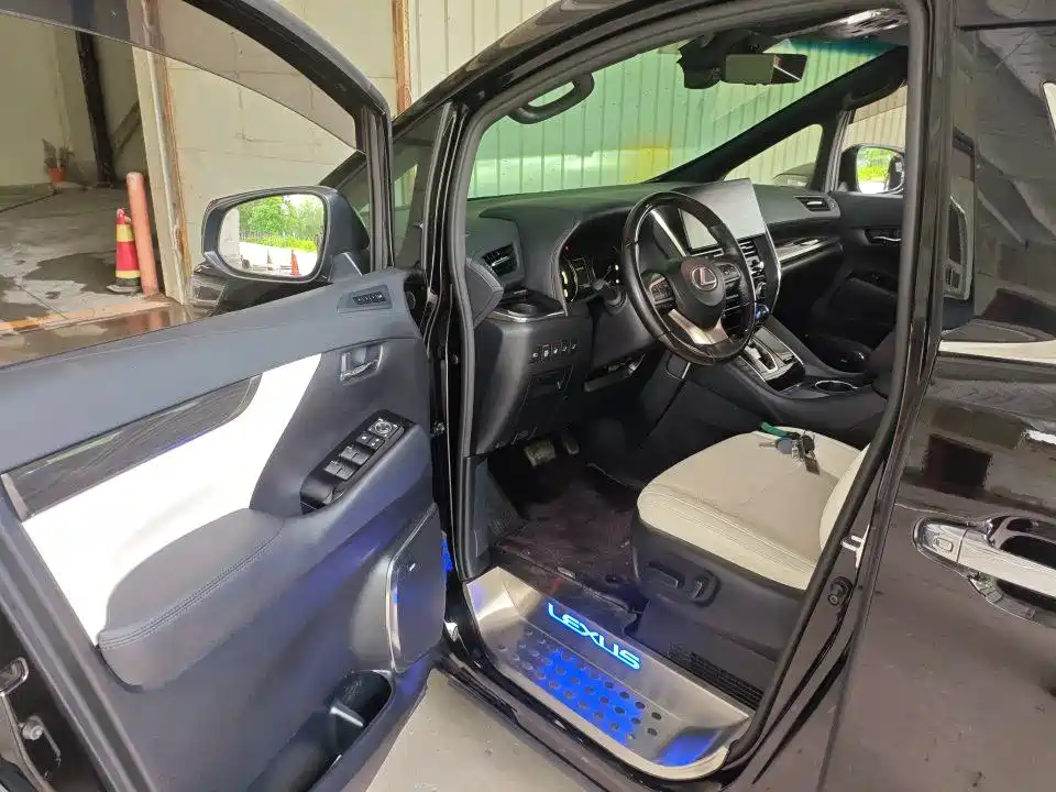 Lexus LM 2020 300h Seven-Seater Elegance Edition фото 11