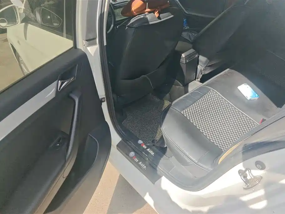 Volkswagen Jetta 2015 1.6L Manual Trend фото 11
